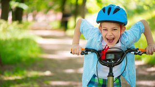 Fröhlicher Junge mit seinem Fahrrad