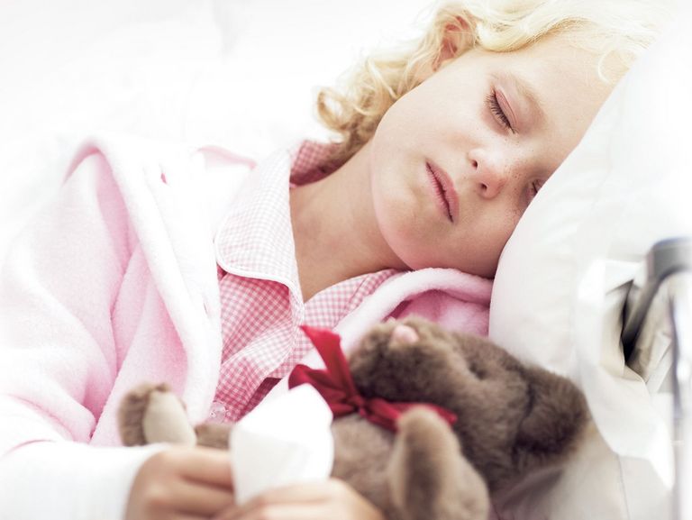 Krankes schlafendes Mädchen