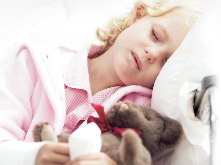 Krankes schlafendes Mädchen