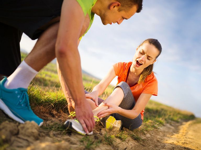 Frau hat sich den Knöchel verletzt