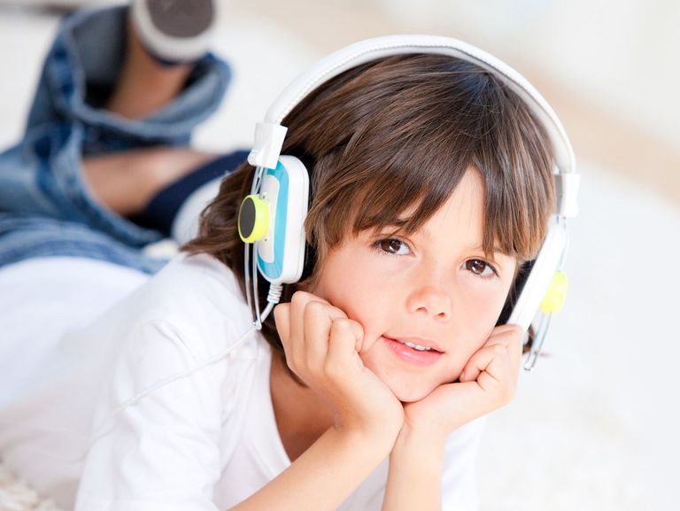 Junge hört Musik mit einem Kopfhörer