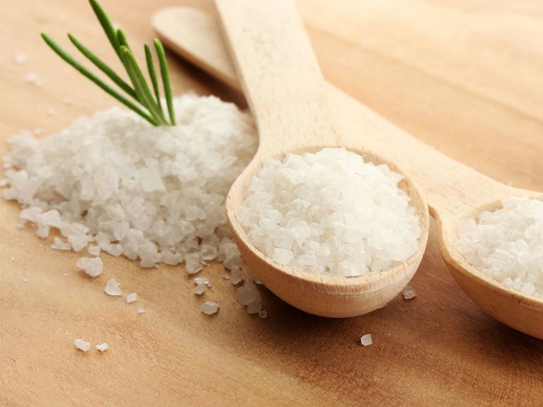 Salz auf zwei Holzlöffeln