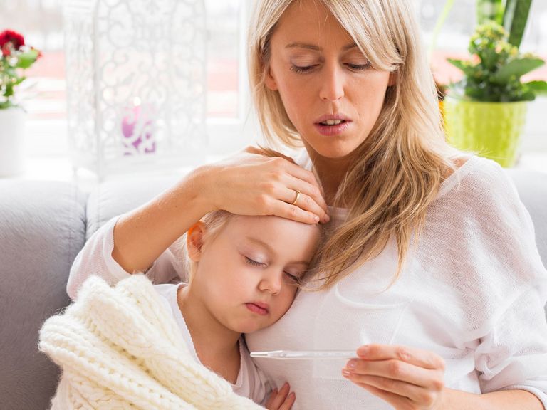 Fieberkrankes Kind im Arm der Mutter