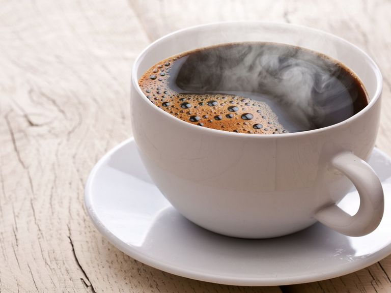 Eine Tasse mit heißem Kaffee