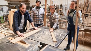 Zukunftsmacher im Handwerk Mitarbeiterteam an einer Kreissäge in einer Tischlerei