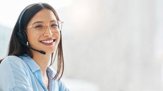 Services im Überblick Frau mit Headset lächelt in die Kamera