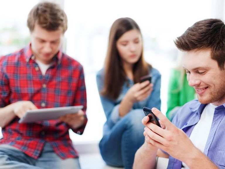 Jugendliche surfen im Internet