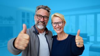 Willkommen Pärchen lacht und beide zeigen jeweils einen Daumen hoch