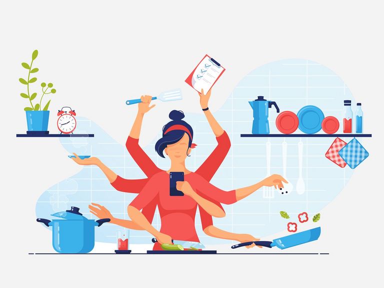 Frau und Mann machen auf einer blauen Yogamatte Übungen im Wohnzimmer