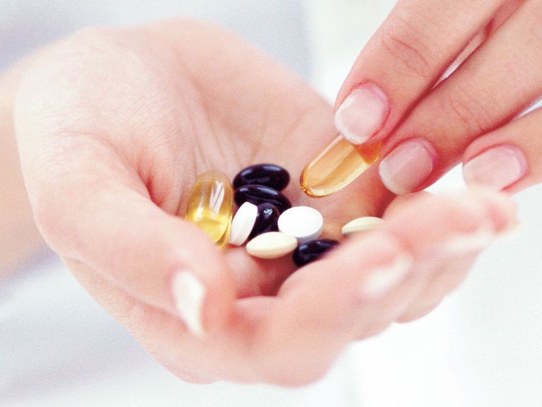 Frau hält Medikamente in den Händen