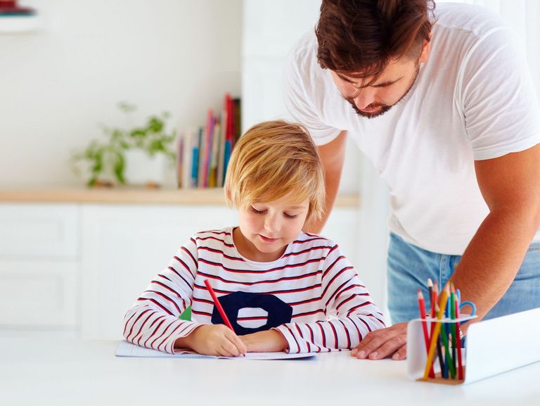 Alleinerziehender Vater unterstützt bei den Hausaufgaben