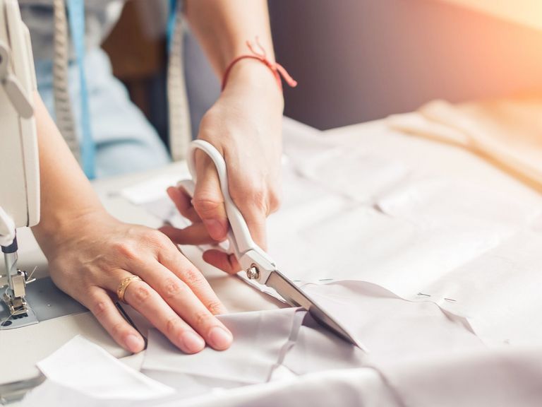 Stoffzuschnitt mit einer Schere