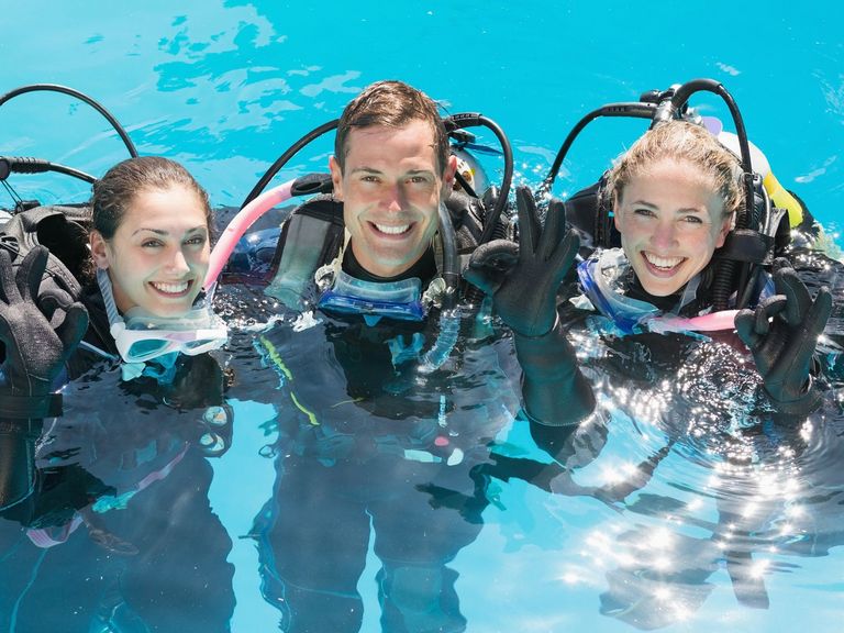 Taucher mit Ausrüstung im Wasser