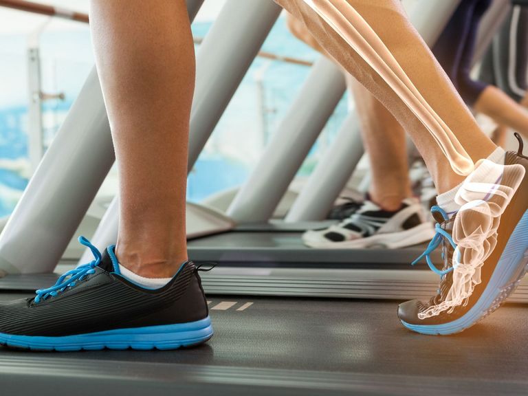 Füße auf einem Laufband