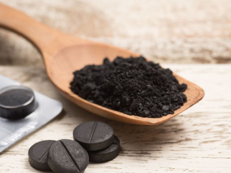 Aktivkohle in Pulver- und Tablettenform