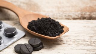 Aktivkohle - kohlrabenschwarz und super gesund? Aktivkohle in Pulver- und Tablettenform