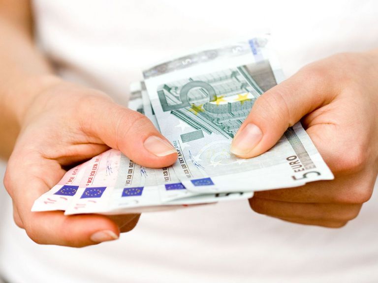 Geldscheine in Händen