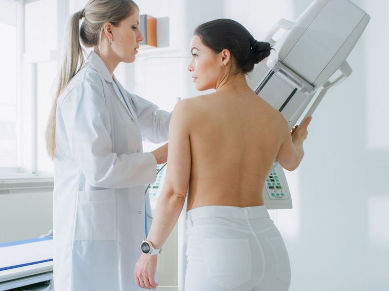 Frau bei einer mammographie-Untersuchung 