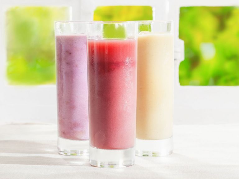 Drei Sorten Smoothies in einem Glas