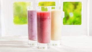 Drei Sorten Smoothies in einem Glas