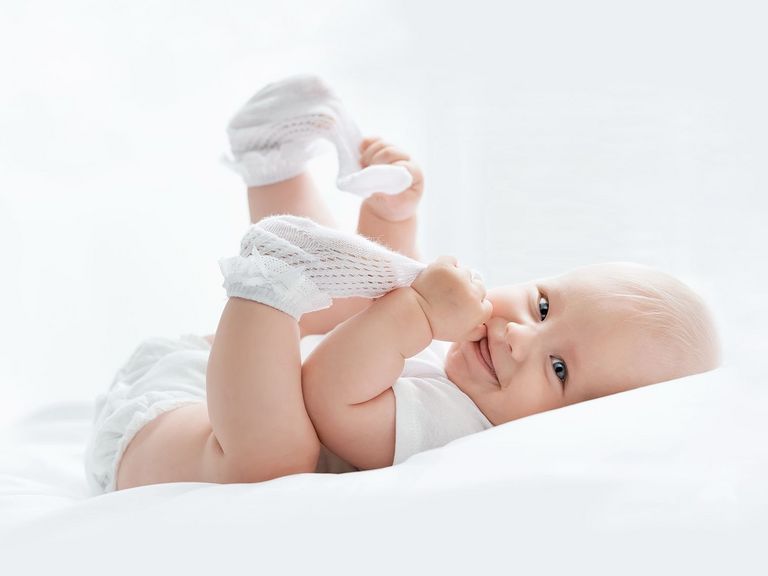 Säugling auf einer weißen Decke