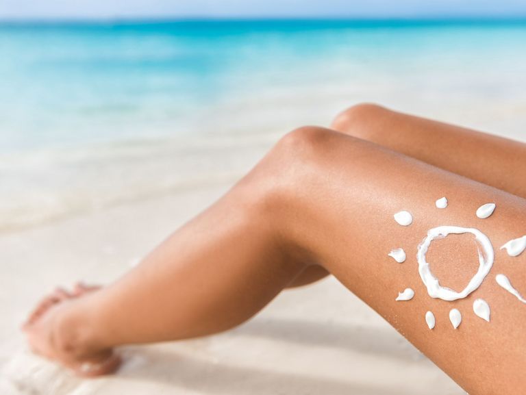 Beine einer Frau am Strand