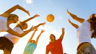 Jugendliche spielen Volleyball