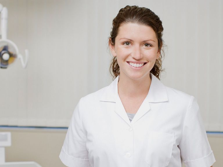 Zahnarzthelferin in einer Zahnarztpraxis