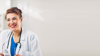 Darmkrebsfrüherkennung Mann sitzt bei einer Ärztin im Behandlungszimmer