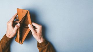 Inflationsausgleichsprämie Männerhände öffnen eine leere Geldbörse