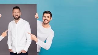 Gesundheitscoach B. Wiegert Mann und Frau halten ein sehr großes Bild, auf dem der Gesundheitscoach Bennet Wiegert abgebildet ist