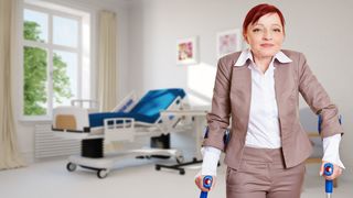 Patientin mit Gehhilfen steht im Patientenzimmer