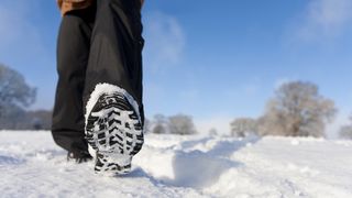 Mit Winterschuhen durch den Schnee laufen