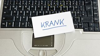 Zettel mit der Notiz "Krank" auf Tastatur