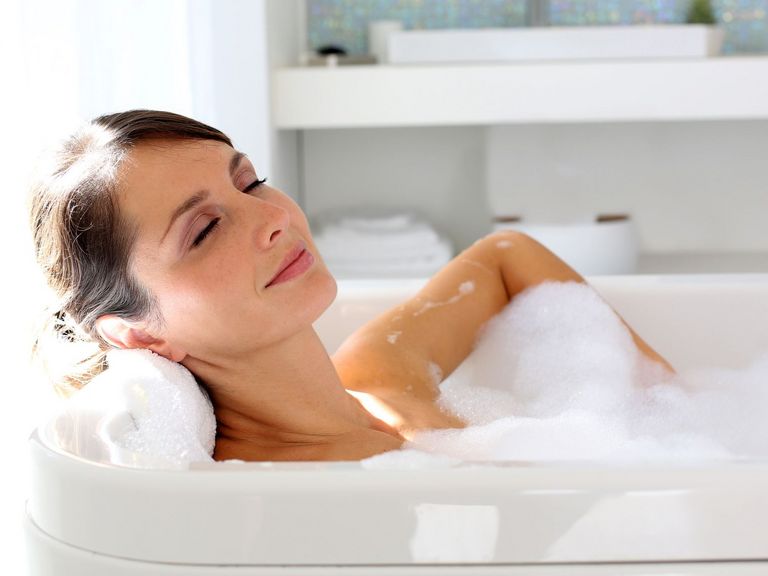junge Frau nimmt ein Entspannungsbad