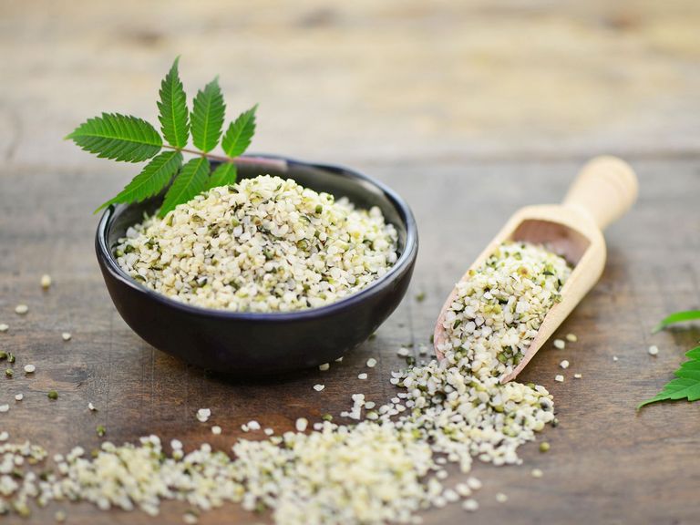 Schüssel mit Hanfsamen auf einem Holztisch