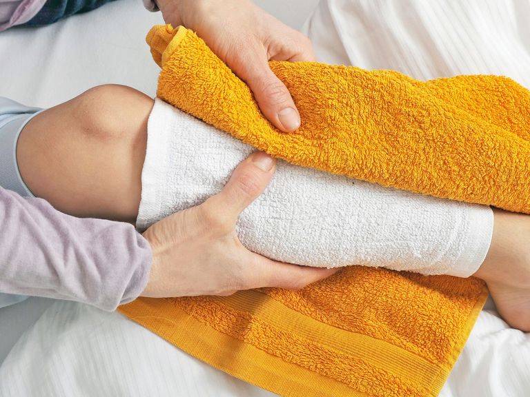 Wadenwickel mit feuchtem Handtuch