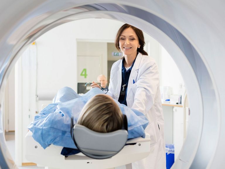 Patientin wird in ein ein MRT-Gerät geschoben