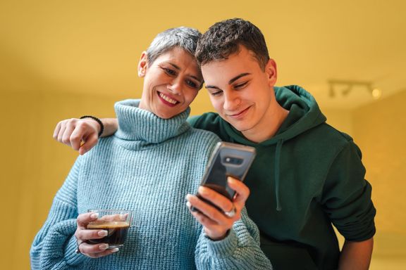 Mutter und Sohn checken die IKK Kunden-App