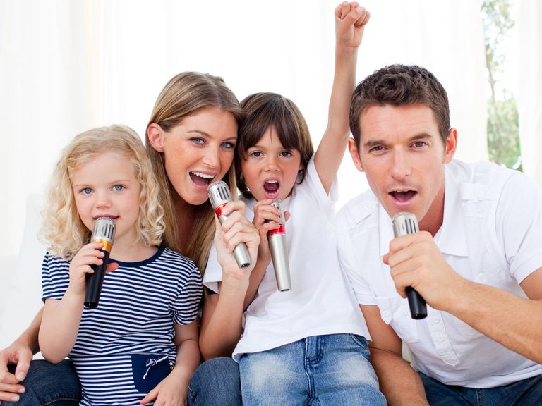 Familie übt das Singen