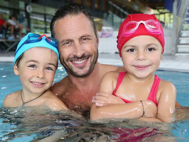 Vater mit Sohn und Tochter im Hallenbad