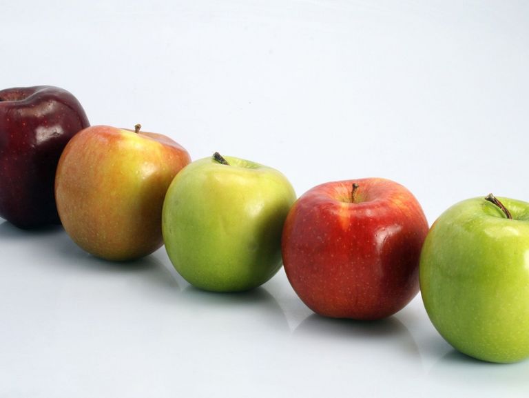 Äpfel stehen in einer Reihe