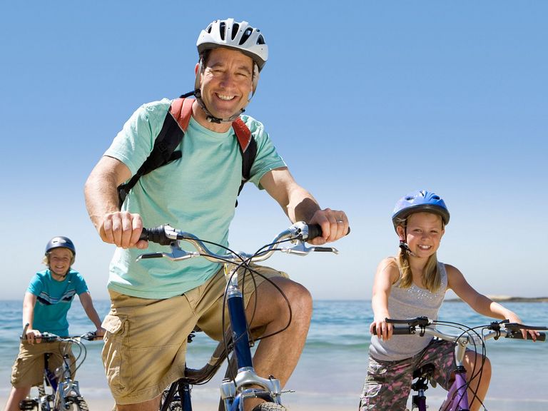 Familie ist mit dem Fahrrad unterwegs