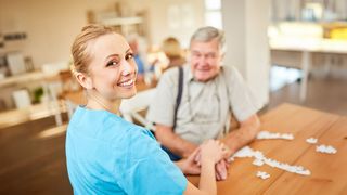 Pflegebedürftigkei Pflegerin mit einem Pflegebedürftigen