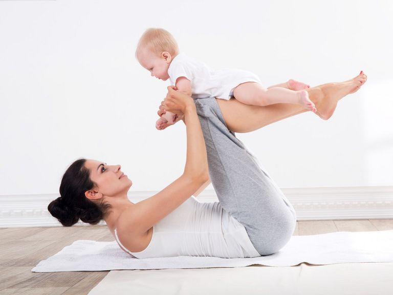 Frau macht Gymnastik mit Ihrem Baby