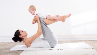 Frau macht Gymnastik mit Ihrem Baby