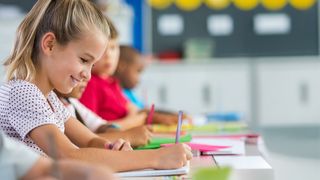 HBSC-Studie Schüler und Schülerinnen sitzen im Klassenraum und erledigen mit Freude ihre Arbeiten