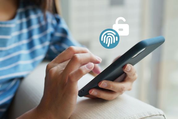 GesundheitsID Frau sitzt auf einem Sofa und tippt etwas auf ihrem Smartphone ein