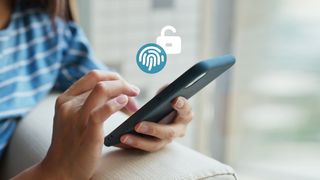 GesundheitsID Frau sitzt auf einem Sofa und tippt etwas auf ihrem Smartphone ein