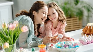 Mutter und Tochter beim Ostereier bemalen und bei den Vorbereitungen für das Osterfest